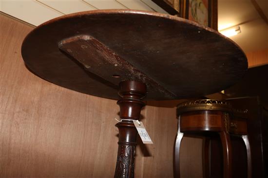 A circular Victorian walnut tripod table W.59.5cm